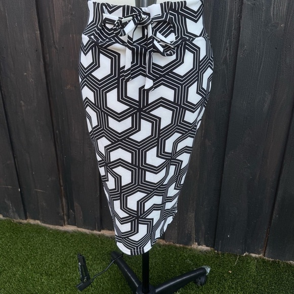 Classic Concepts Geometric Black and White Skirt Medium - Picture 5 of 6